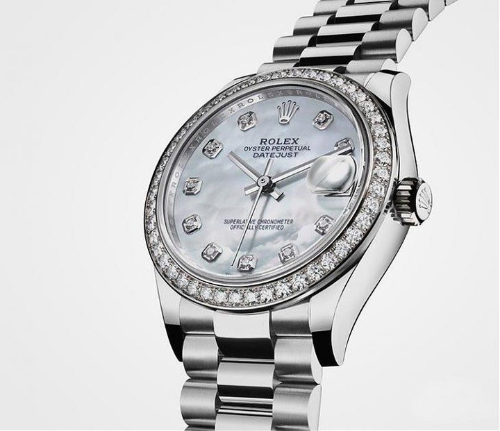白金Datejust 31表圈镶上美钻，并搭配白色珍珠母贝面盘，时标部分也精心镶上钻石增加视觉美感