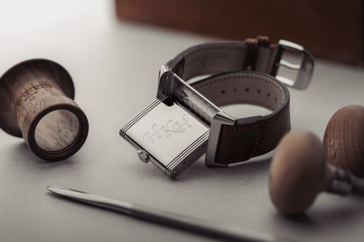 Nicholas Hoult在他的Reverso Classic Large Small Second上，雕刻他儿子的名字