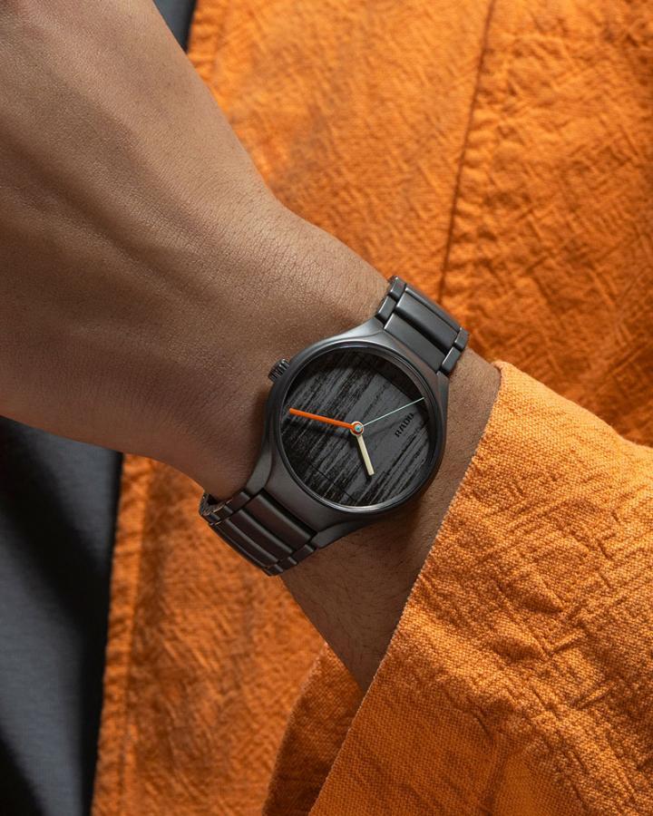 透过精准的激光雕刻工艺，腕表在高科技陶瓷上细腻还原了铸模混凝土的特有纹理。