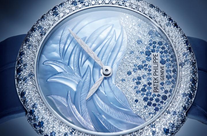 腕表集白金、珍珠母、顶级无瑕Wesselton 极白钻石与玫瑰色宝石于一身，一派女性柔美，堪称瑰宝