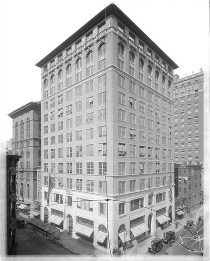 Abercrombie and Fitch 位于纽约麦迪逊大道与四十五街的 12 层楼专卖店（图片来自 Museum of the City o New York）