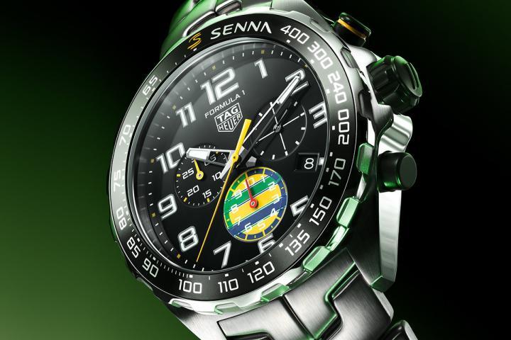 43 毫米表壳采用精细磨砂和抛光不锈钢精心制作，搭配黑色铝质表圈，附测速刻度，并饰有塞纳独有的经典标志。