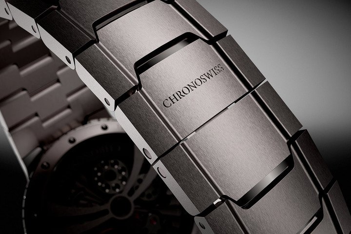 Chronoswiss首度打造一体式钛金属链带，使链带与表壳无缝融合，完美平衡设计美学与机能性。Pulse One腕表搭配隐藏式蝴蝶扣、抛光边缘与可见螺丝细节，展现制表工程的纯粹美学。