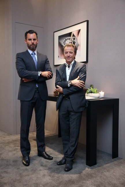 特别来台参与展览活动的LOUIS VUITTON家族第六代继承人Benoit Louis-Vuitton（身兼LV特别定制腕表与腕表部经理）与La Fabrique du Temps首席制表师Michel Navas（由左至右）