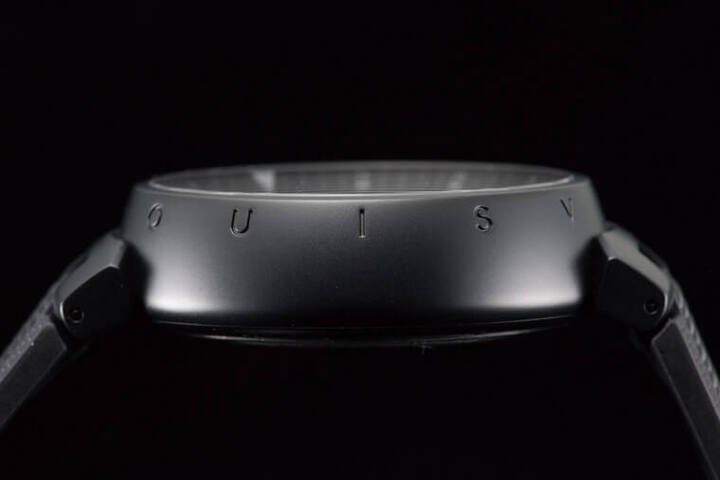 Tambour All Black腕表采用雾面处理的黑色PVD表壳，沉稳中带有个性