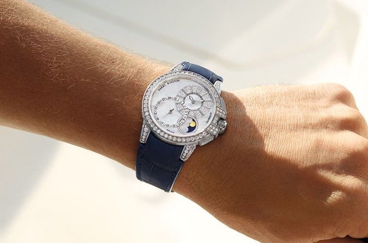 海瑞温斯顿旗下的Ocean系列问世已有25周年，品牌为此推出新作Date Moon Phase 42毫米自动表作为庆祝献礼。