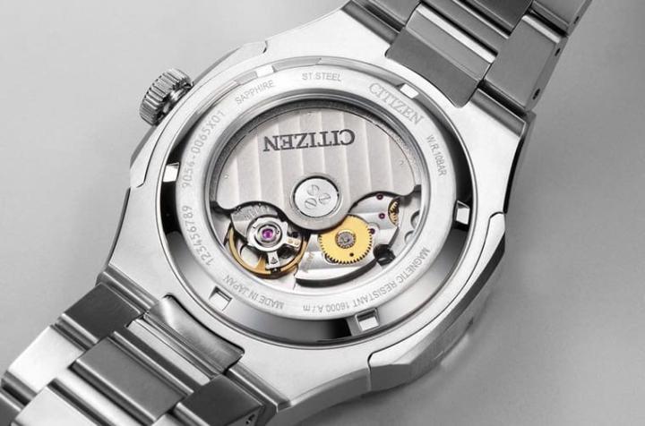 透明底盖下是手表搭载的机芯，让人可以窥见机械表有别于石英表的本质。