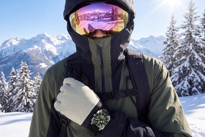 全新 Bell & Ross BR‑03 GMT Green Lum 采用黑绿渐变表盘，搭配抛光陶瓷双向旋转表圈，完美诠释北极光般的深邃与神秘感。
