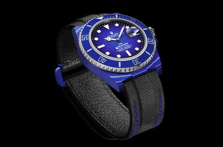 黑色尼龙表带的两侧缝线皆为蓝色呼应表壳颜色，甚至连表带扣环也是与表壳相同的材质与颜色。Source：Designa Individual Watches