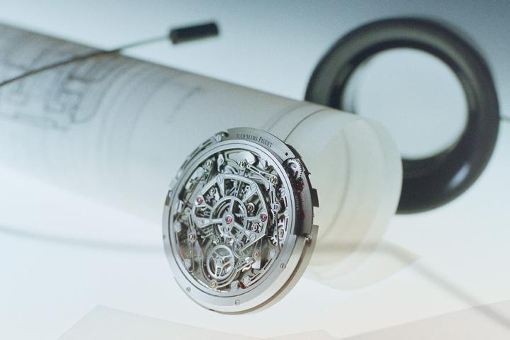 8100 机芯包含铂金外围摆陀。手工倒角与雾面打磨等精致装饰，为机械结构更添华美。