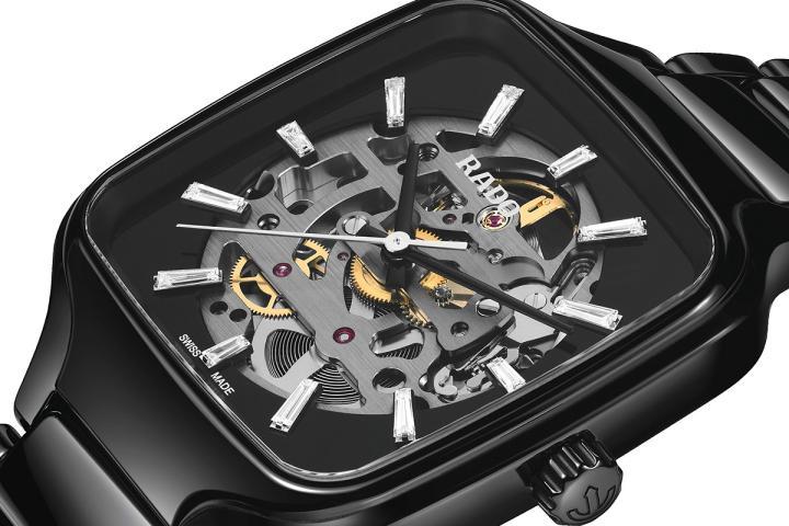 四颗梯形钻石分别伫立在 3、6、9 与 12 点钟位置，其余八颗则细腻标示其他时刻，一粗一细的节奏配置，使表盘在光影之间呈现秩序感与呼吸空间。