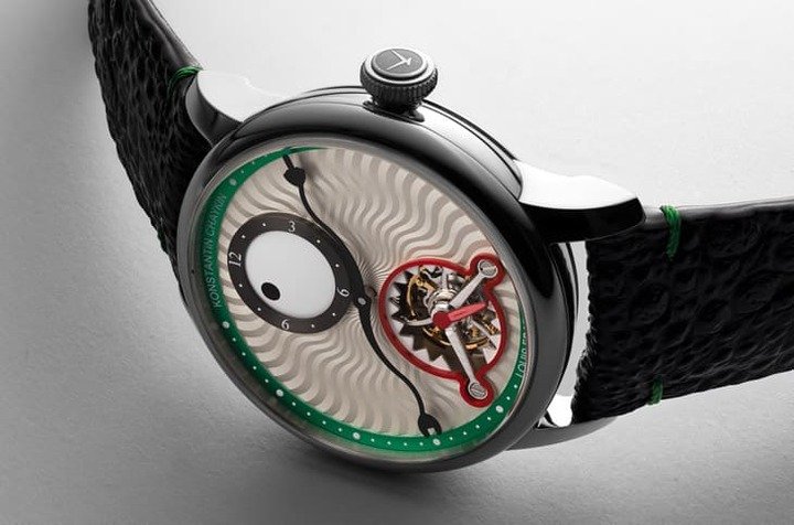 延续LOUIS ERARD与KONSTANTIN CHAYKIN合作传统，融合规范式指针与怪兽造型，首次结合陀飞轮，为时间吞噬者系列写下惊奇新章。