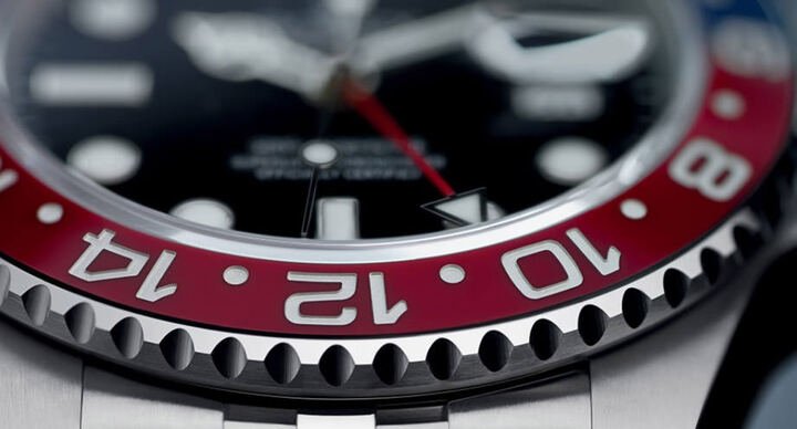 HUBLOT研究了4年，制作出色调与法拉利跑车一样的红色陶瓷，2018年巴塞尔钟表展中推出全红色的Big Bang Unico Red Magic