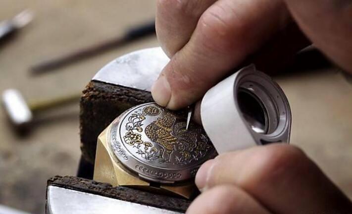 制作表盖上的浮雕过程极为考验工匠的功力