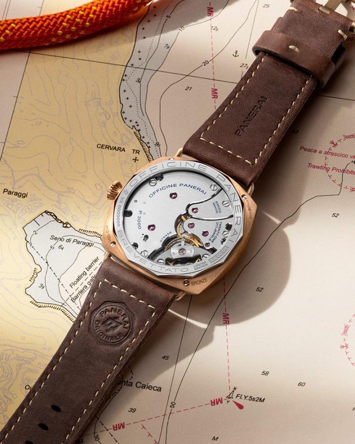 PAM01729 腕表搭载 P.3000 机芯，提供长达三日的动力储存。其结构类似四分之三夹板机芯，大夹板和小夹板覆盖大部分的机械零件。