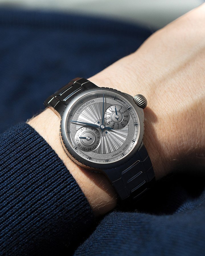 Pulse GMT Silver Guilloché 为行动而生，而非静置展示柜中，在工艺与设计上毫不妥协，专为真正穿梭世界的旅者而打造。