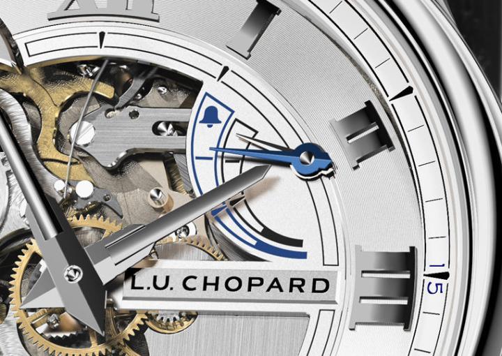 面盘2点钟方向设置了双动力储存显示，其上重迭的两根指针分别显示报时装置和机芯的动力储存状态