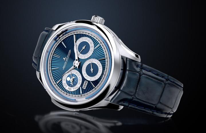 超卓传统三问大师系列万年历腕表拥有创新的音簧系统，重现古董自鸣怀表的悦耳钟声，并搭配革命性的表壳设计，尽显隽永现代气息