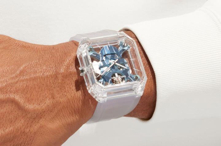 高度的透明视感带来与传统手表大相迳庭的佩戴乐趣，包括半透明的橡胶表带也延续表壳的视觉特色。
