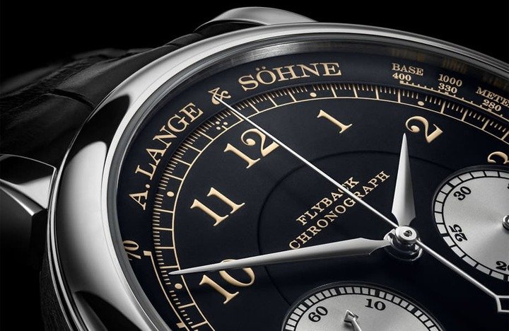 面盘格局与颜色大致与一般版白金1815 Chronograph无异，但是朗格将测速计刻度、分秒刻度与阿拉伯数字时标改为金色，小表盘也换为银色，突显特别版的身份。