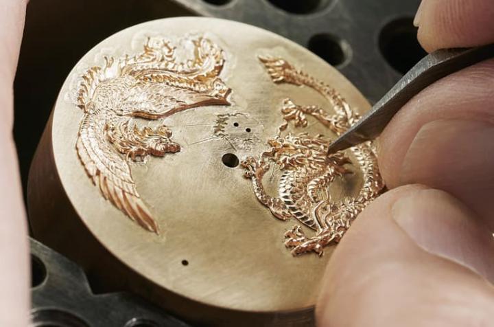 浮凸雕刻技法精细勾勒出龙与凤的轮廓，包括鳞片与羽毛都刻画的栩栩如生。