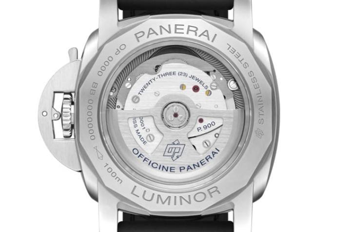 此次沛纳海推出的五款Luna Rossa特别版中，PAM01404是唯一配置透明底盖的作品。