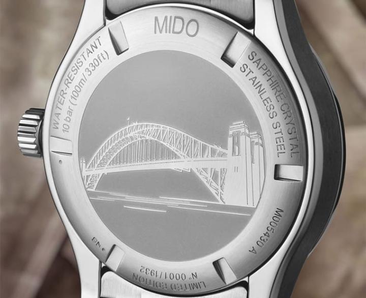 表背同样镌刻雪梨港湾大桥图案，底盖下缘刻有手表限量编号以向港湾大桥落成年份致敬。