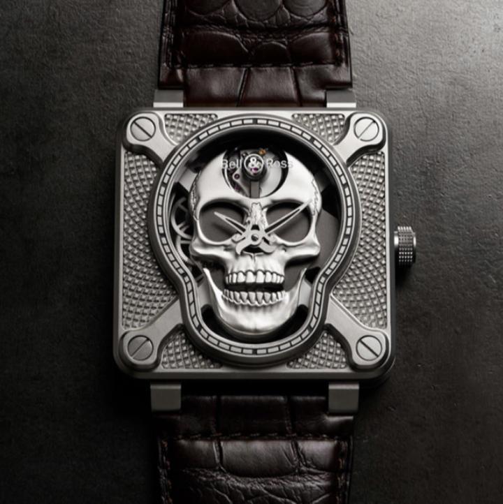 BELL & ROSS的BR 01“Skull”自2009年推出以来不断演进，2018年此款表首度结合动偶装置概念，让骷髅造型更活灵活现地呈现在佩戴者眼前