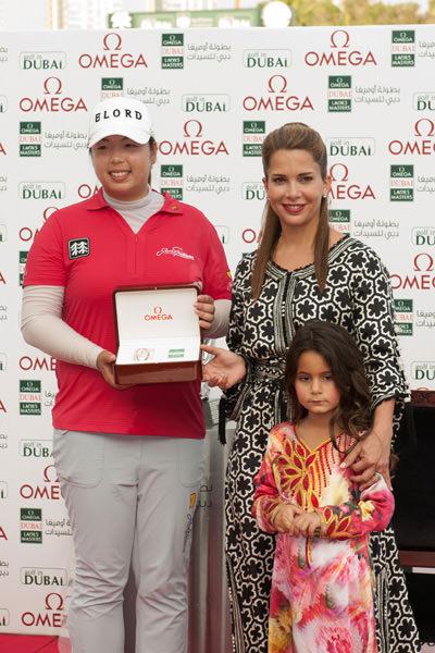 哈雅公主(后右)与欧米茄名人大使冯珊珊(后左)