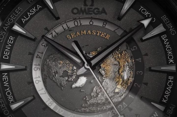 24小时水晶圈、世界时间城市环构成手表便利的显时功能，而面盘内的精致装饰更是点亮了手表整体的质感。