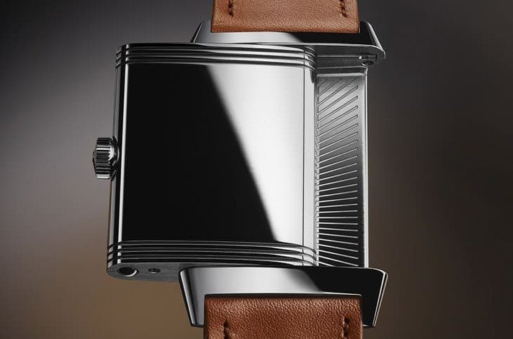 Reverso Tribute Monoface背面传承1931年元祖作品的设计初衷，提供手表面盘强大保护性。