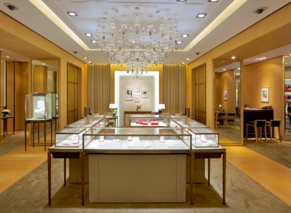精品店二层婚礼系列珠宝展示区