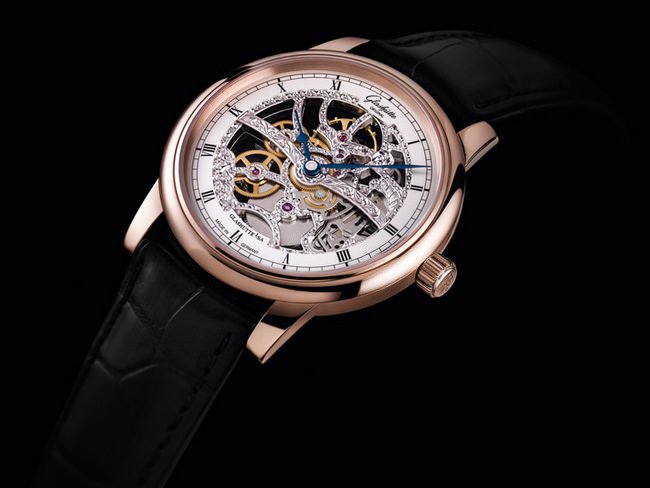 Senator Manual Winding- Skeletonized Edition腕表配备哑黑色路易斯安那鳄鱼皮表带，以及折叠式红金表扣，并展示于一个经细意打磨的优雅深褐色木箱之中