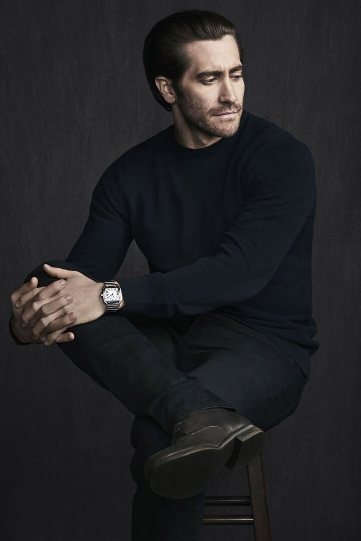 过去鲜少邀请名人代言的卡地亚，2018年罕见与好莱坞男星Jake Gyllenhaal建立合作关系，由他出任Santos de Cartier腕表形象大使的任务