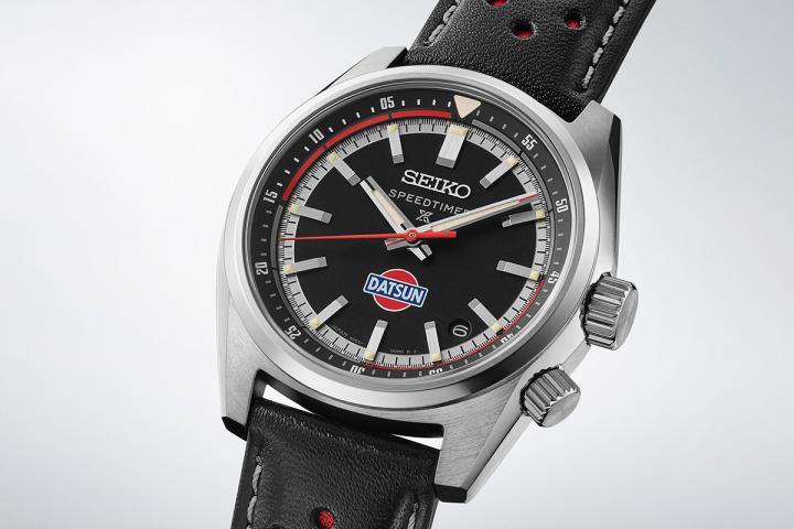 面盘印有经典红蓝配色的 Datsun 标志。