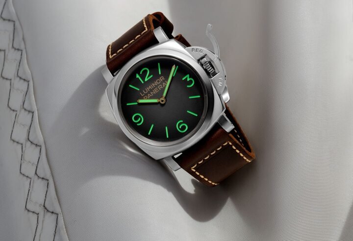 PAM01628配备沛纳海标志性的三明治式面盘，由两块金属片叠加而成，底层涂覆 Super-LumiNova™ 夜光涂料，即使在漆黑的深海也能清晰显示出时间。