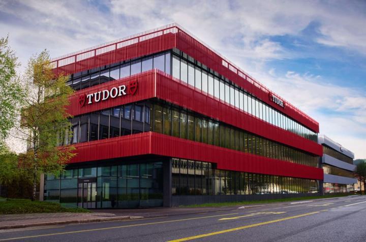 位于力洛克的帝舵新表厂，建筑外观富有品牌代表性的红色外墙。
