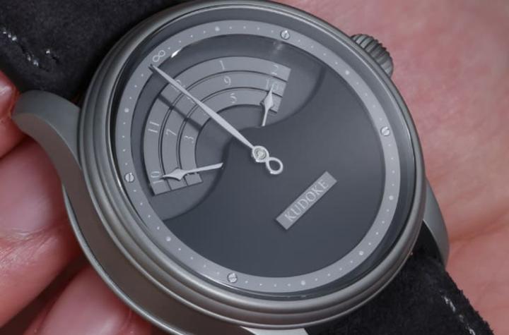 镀黑双层表盘形成高低层次，小时由三段扇形刻度显示，搭配独创三臂时针切换读时。