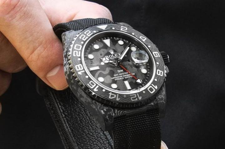 DiW再推出以碳纤维材质制作的劳力士GMT-Master II改表，此次手表以全黑设计为主题，营造酷炫风格。Source：Designa Individual Watches