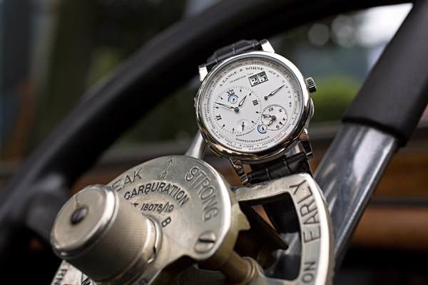 Lange 1 TIME ZONE 的 Concorso 特别版腕表在 1913 年面世的劳斯莱斯 Silver Ghost Austrian Alpine 实验车前