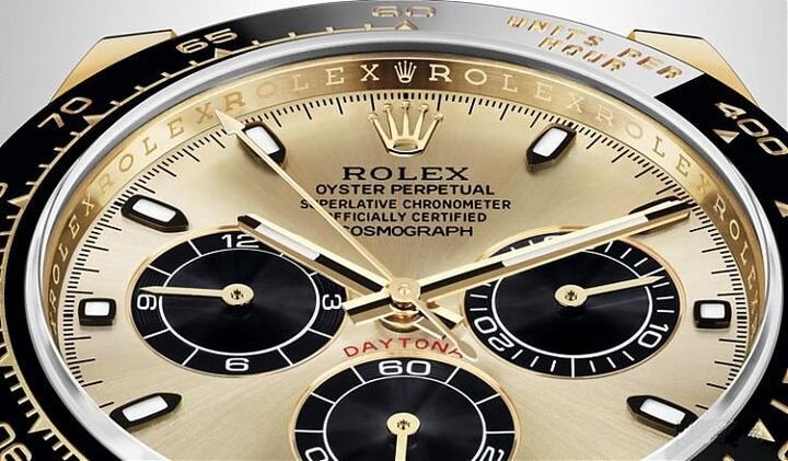 目前劳力士多数腕表在内圈可见镌刻有"ROLEXROLEX"的循环字样，作为防伪的一道关卡
