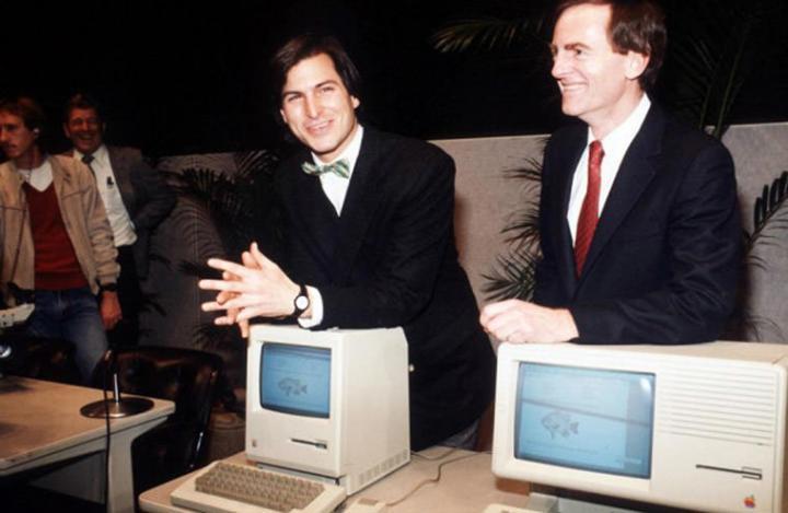 1984年初代Mac电脑发佈会。注意乔布斯手上戴的正是SEIKO Chariot，而这也是他唯一一个戴表出席的场合