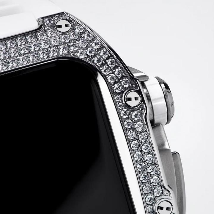 品牌选用VVS1-2、E级宝石，表壳镶上的钻石约重4克拉。