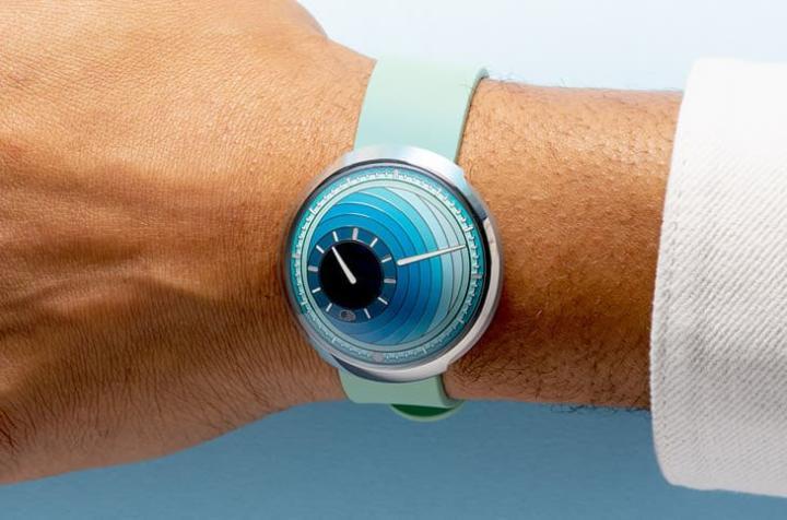 Type 8 极致轻盈搭配无表冠流线外型，实际上手精巧利落，完整体现 Less is More 的设计精神。