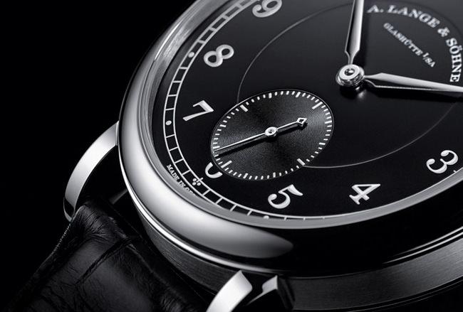 采用三层设计的1815 「200th Anniversary F. A. Lange」腕表表面，6点钟位置设有小秒盘优雅呼应朗格的传奇怀表