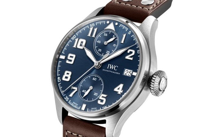 IWC首度将计时功能引进大飞家族，其操作计时功能的按把整合到洋葱式表冠上，保留外观的俐落感