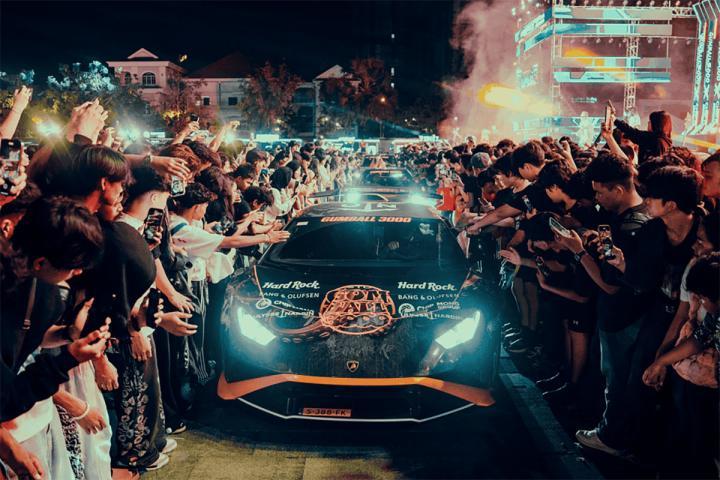 2026 年，Gumball 3000 拉力赛以 "通往世界杯之路"(Road to the World Cup) 为主题重返北美，从迈阿密启程，历经七天、横跨 3,000 英里，最终抵达墨西哥城，展开一场跨越国界、地貌与文化的狂飙征程。