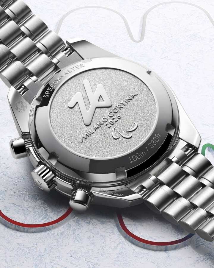 Milano Cortina 2026 超霸 38 mm 腕表的表背压印有冬季帕运会专属徽章浮雕。