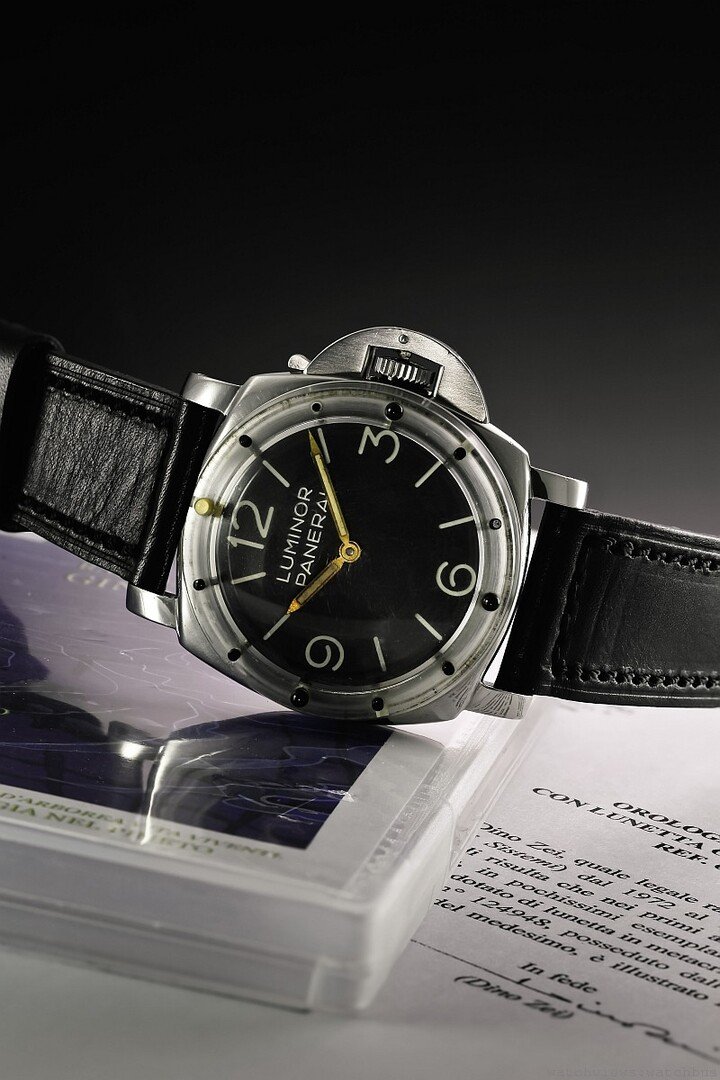 一枚珍稀 Panerai Luminor 6152/1 腕表，在 2014 年苏富比日内瓦拍卖会以 425000 瑞士法郎成交。这款腕表最特别之处，是可拆卸聚碳酸酯旋转表圈，透明表圈搭配荧光与黑色刻度标识，该设计从未正式量产，大概率为试验样品。