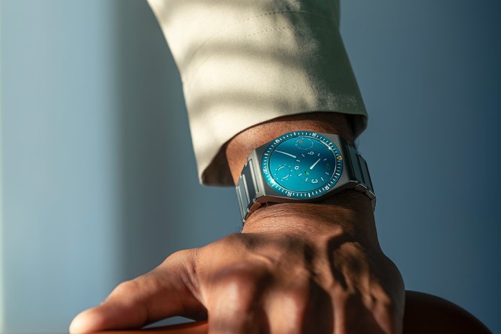 Type 7 XV Aquamarine周年纪念版向Ressence 15年来的不懈创新与独立制表精神致敬，限量80只，仅于2025年推出。